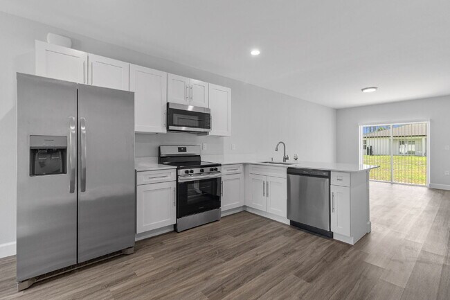 Foto del edificio - "Charming 3-Bed, 2-Bath Duplex Gem in Port Charlotte - Your Ideal Home Awaits!"