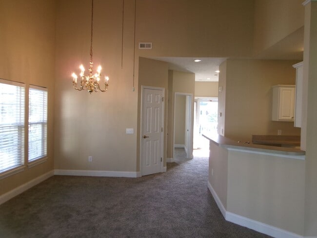 Building Photo - 3 bedroom, 2 bath condo in The Fountains
