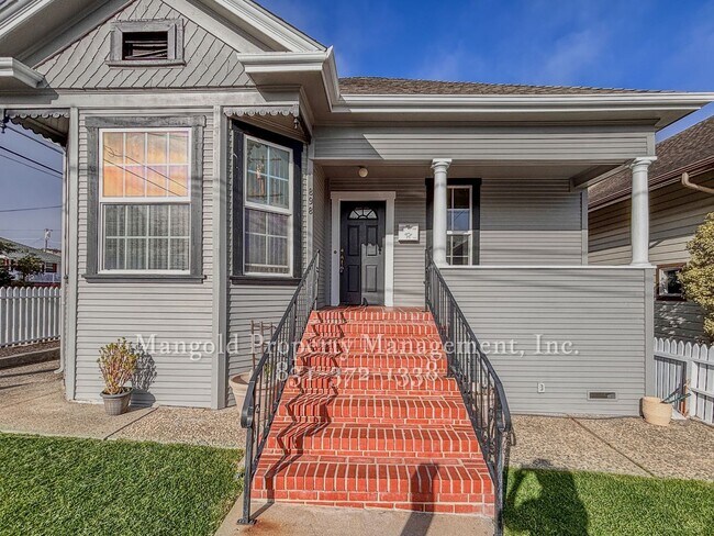 Foto del edificio - Beautiful three-bedroom two-bath home located in Monterey!