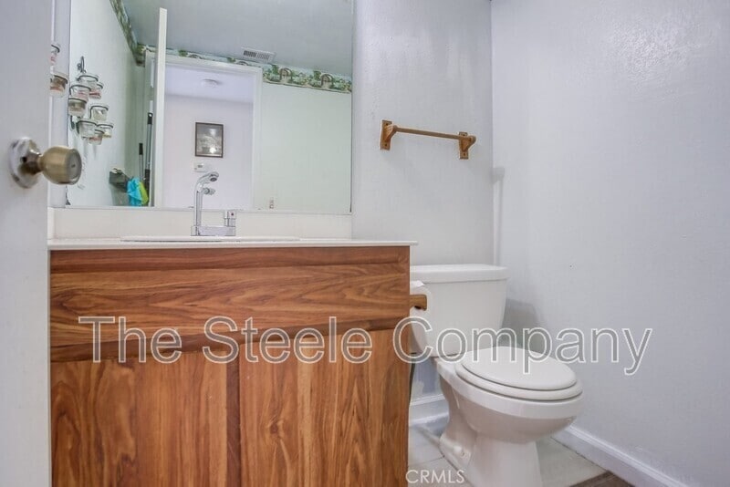 Building Photo - 902 S Downey Pl