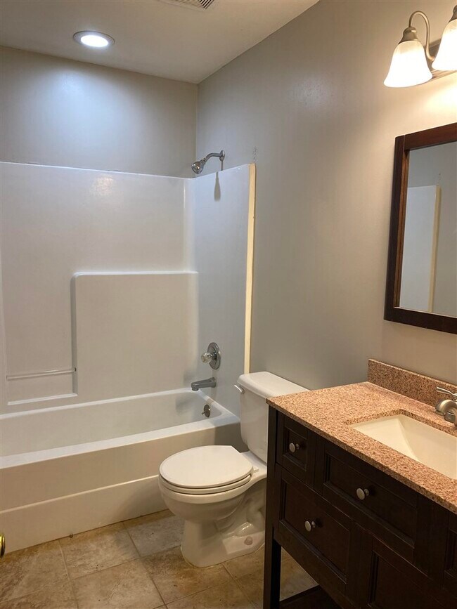 Building Photo - 605 Mockingbird Cir