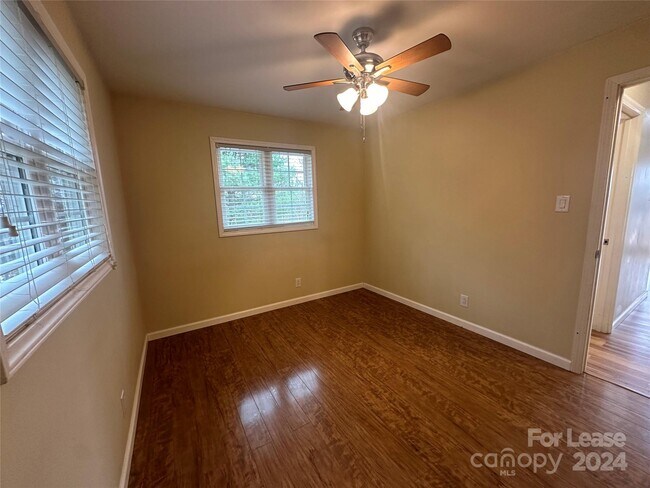 Foto del edificio - 236 Lakeview Dr N