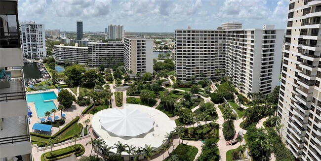Building Photo - 2500 Parkview Dr