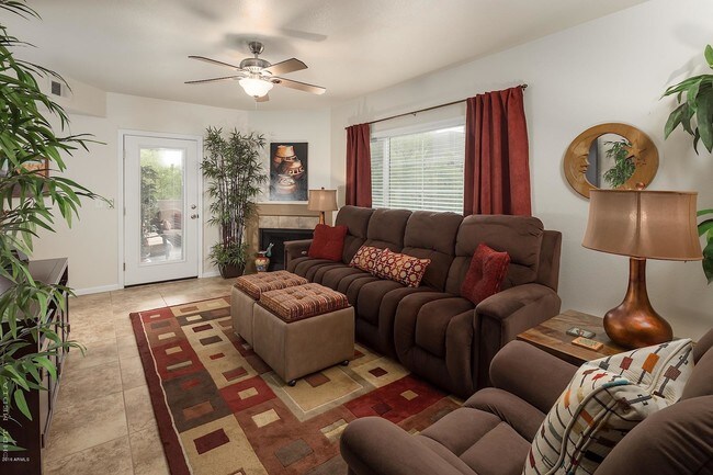 Foto del edificio - 9451 E Becker Ln