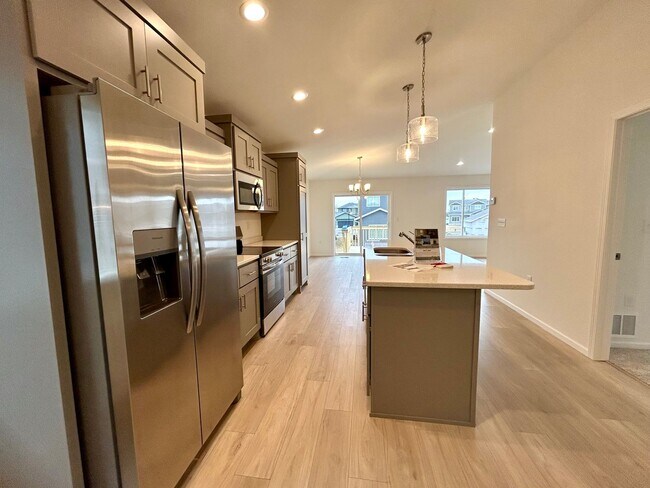 Foto del edificio - Spacious & Stylish 4-Bed Home with Modern Finishes and Attached 2-Stall Garage