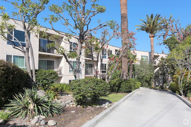 Building Photo - Waverly at Silverlake