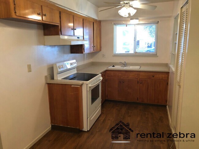 Building Photo - East Merced: $1650 3 bedroom 2 bath single...