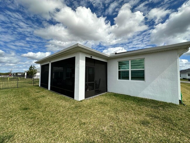 Building Photo - 10230 SW Orana Dr