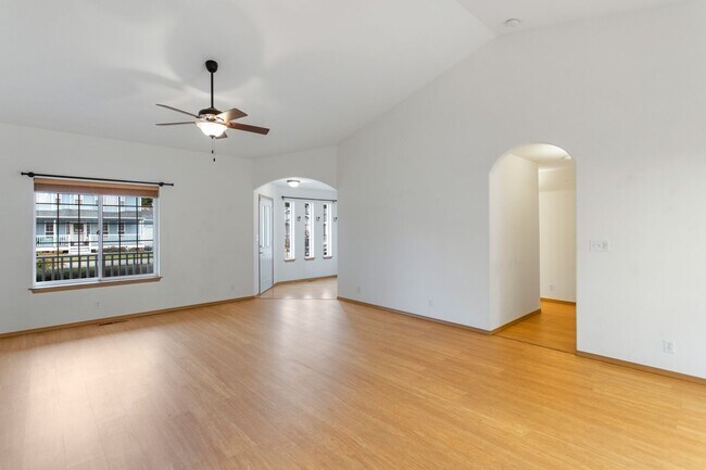 Foto del edificio - 3 Bed 2 Bath - Pet Friendly - Fenced Backyard - NAS  Whidbey