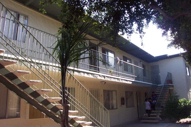 Courtyard and building looking west - 4030 38th St
