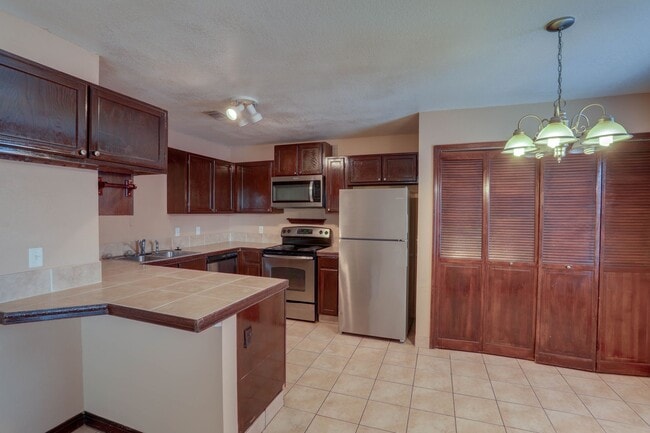 Building Photo - 492 Tamarack St