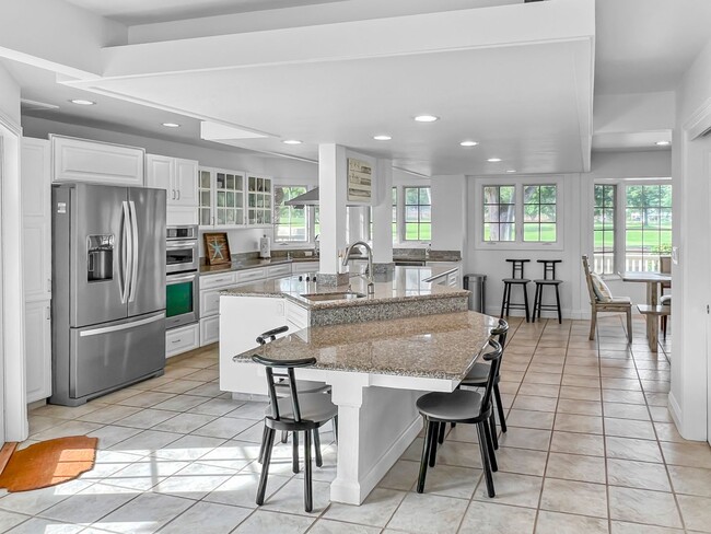 Building Photo - GOLF COURSE VIEWS! 3br/3ba Home with priva...