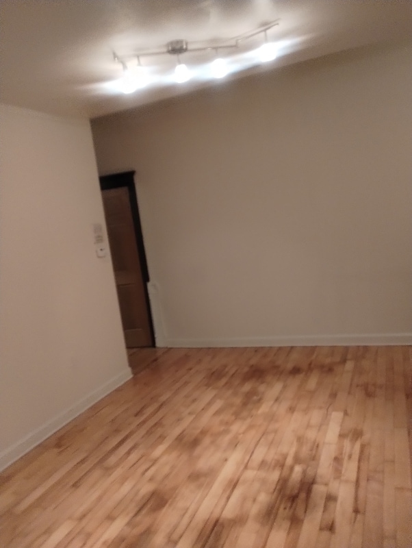 Foto del edificio - 1942 W Division St