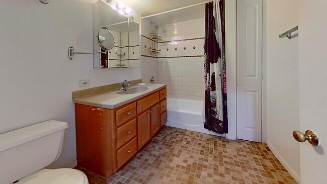 Foto del edificio - Duplexed Lakeview Three Bedroom Two Bath