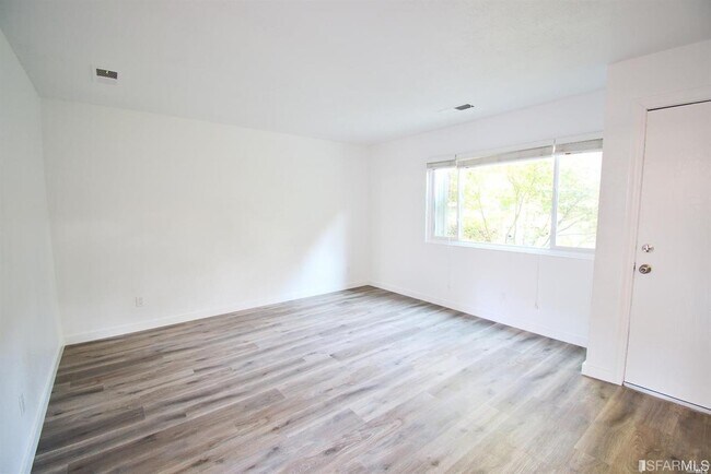 Building Photo - 31 Oliva Dr