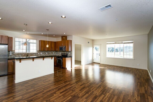 Foto del edificio - 2BD 2.5BA + Bonus Room/Den/Office Townhouse w/Garage + AC + Washer/Dryer Included
