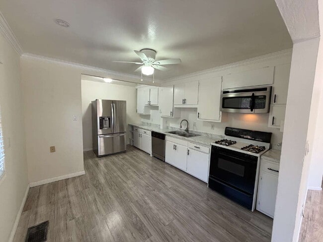 Building Photo - 1454 Bel Air Dr