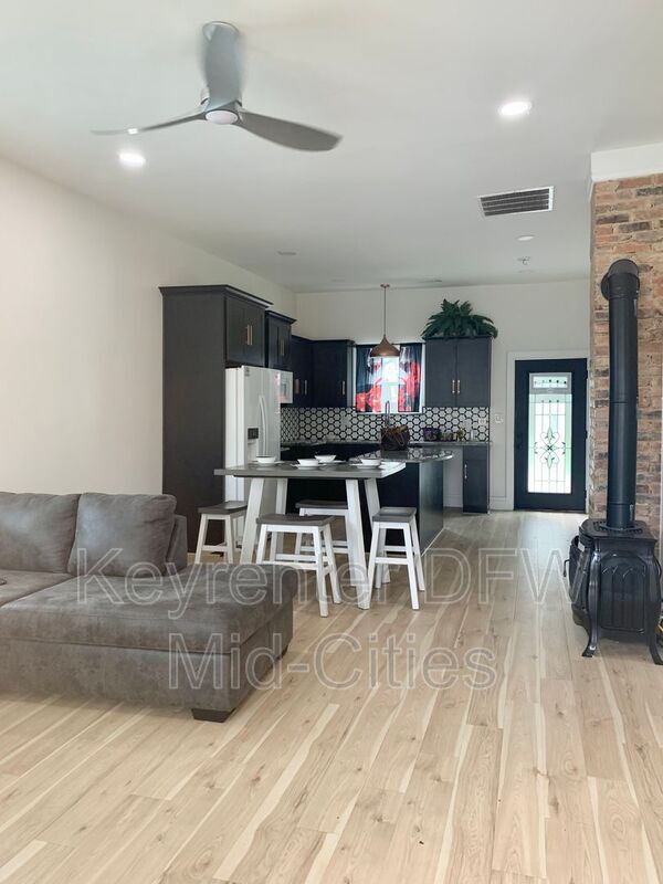 Photo - 1512 W Twelfth St House