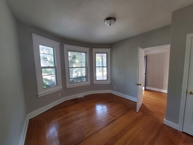 Foto del edificio - 721 Winchester Ave