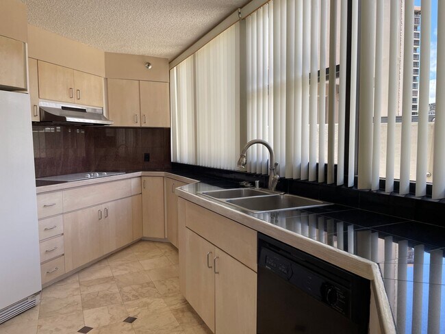 Building Photo - Admiral Thomas - 2 Bdrm/2 Bath/1 Prkg - $4...