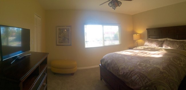 Large master bedroom upstairs - 40235 Harris Ln