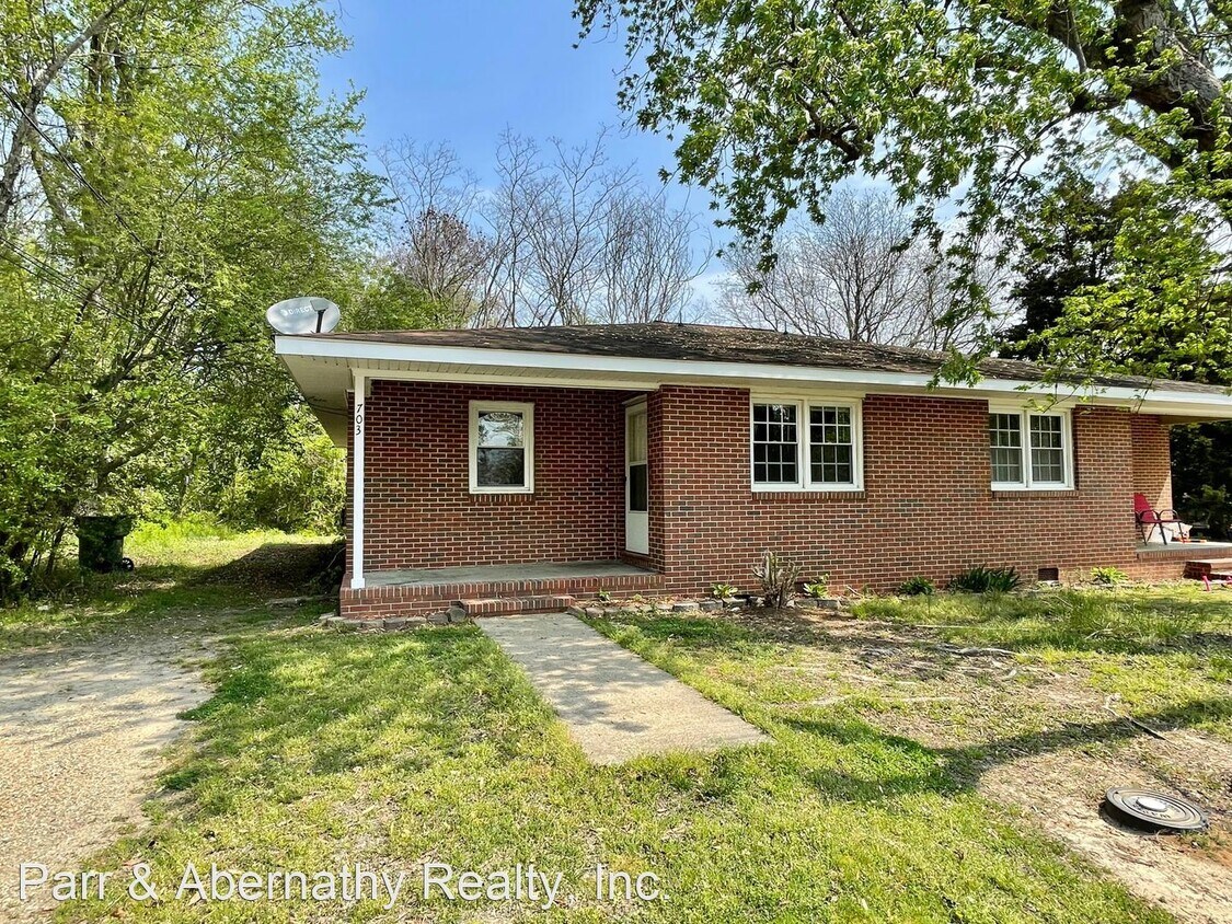 Primary Photo - 3 br, 1 bath House - 703 Roanoke Ave
