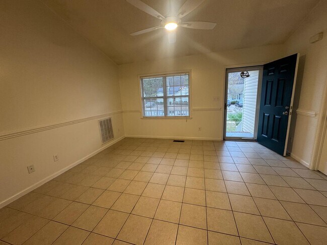 Foto del edificio - 136 Creek Commons Ave