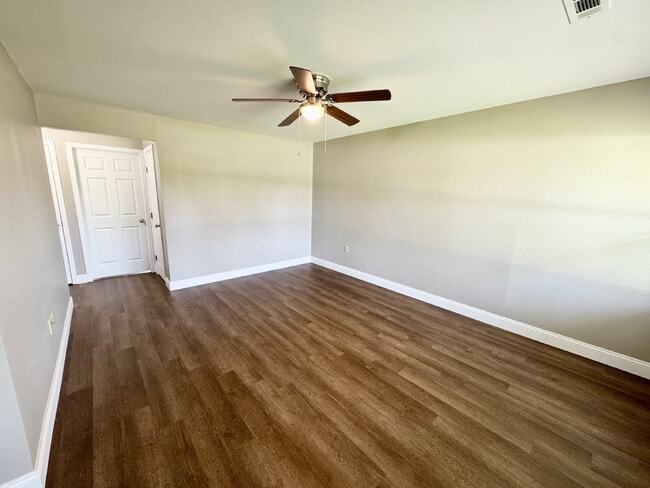 Building Photo - Remodeled Townhome Minutes from Downtown S...