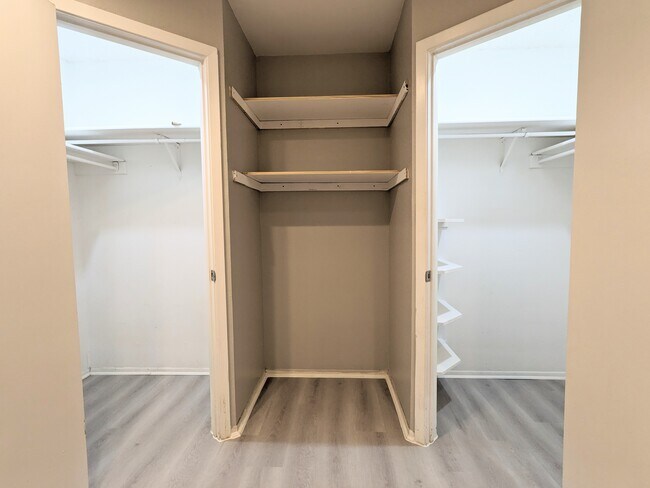 Baño principal con vestidores dobles y luces con sensor de movimiento - 2522 Corian Glen Dr
