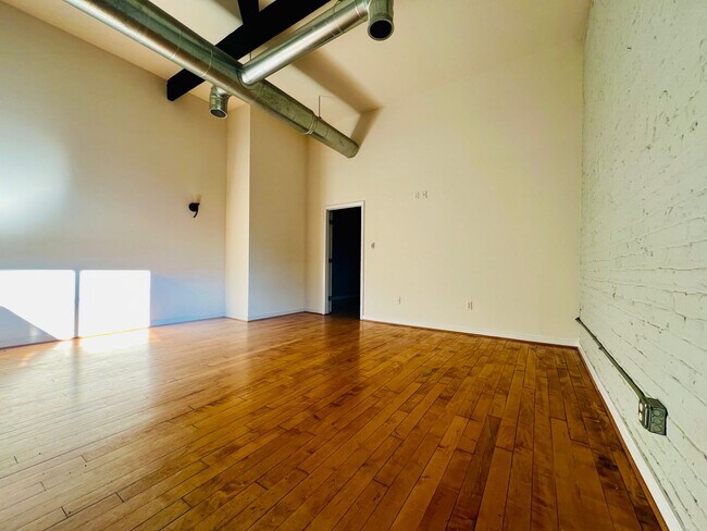 Building Photo - 308 N Laurel St