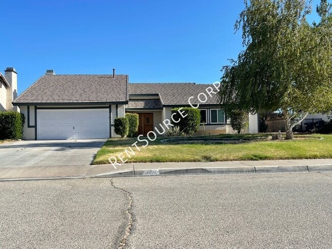Building Photo - 3 Bedrooms and 2 Bathrooms for Rent in Wes...