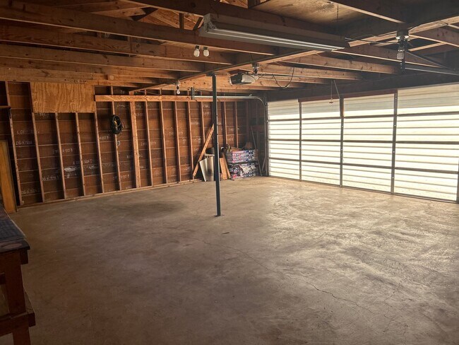 Building Photo - Quiet Street! Established Neighborhood. Bi...