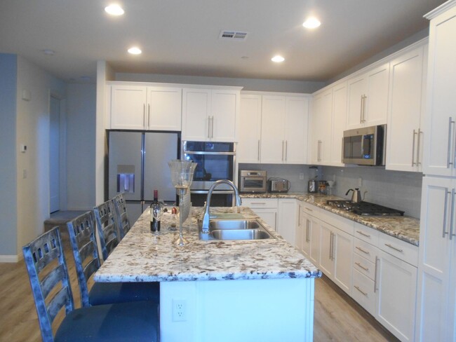Building Photo - Welcome to this stunning 3-bedroom, 2-bath...