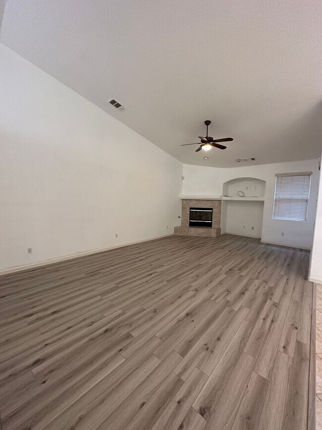Foto del edificio - Very Spacious South East Visalia Home comi...
