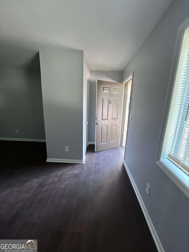 Building Photo - 1086 Jolly Ave