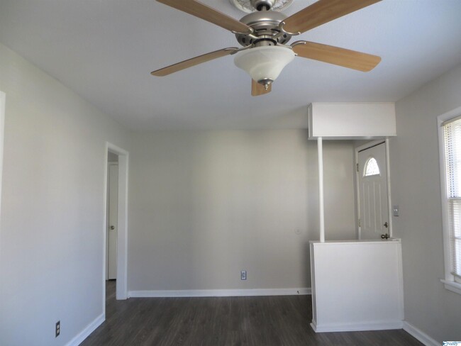 Foto del edificio - 1102 Hermitage Ave SE
