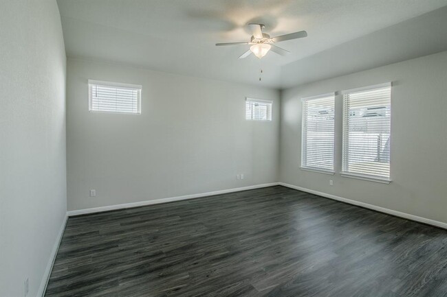 Foto del edificio - 213 Birkshire Dr