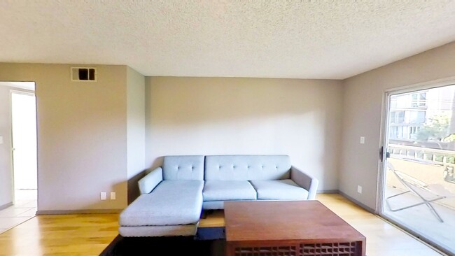 Foto del edificio - Spacious 2-bedroom condo in Downtown Long ...