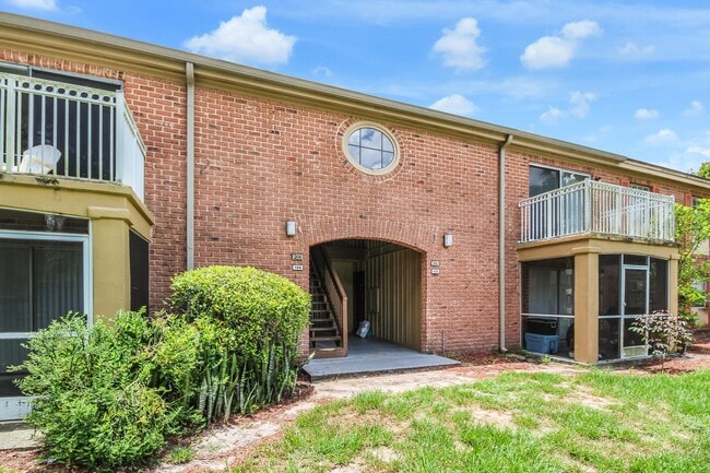 Building Photo - Spacious 2/1 Condo In The Carrington Park ...