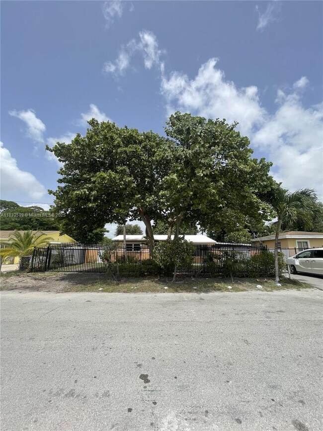 Building Photo - 10500 NW 28th Ct