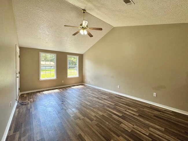 Building Photo - 121 Green Ln