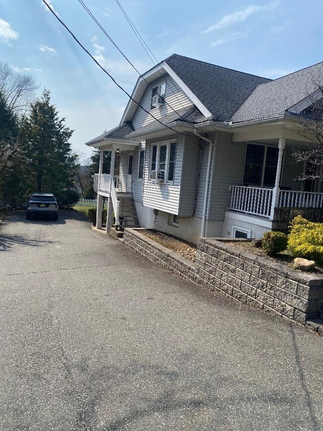 ¡Buena zona de aparcamiento! - 107 Garside Ave
