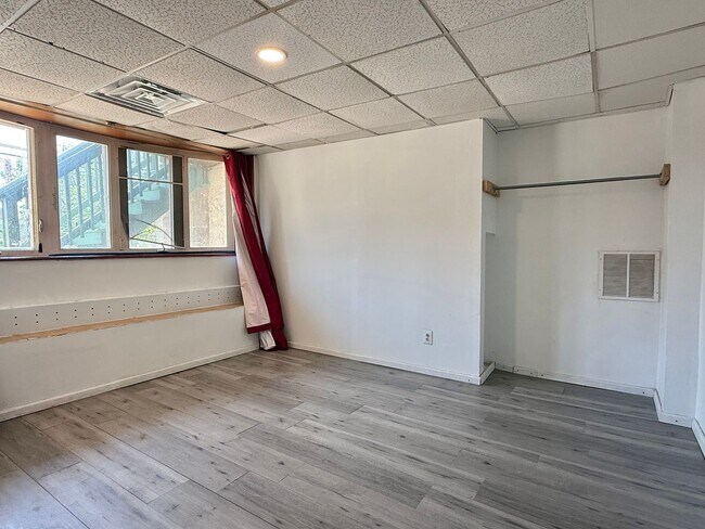 Building Photo - 1300 Main St