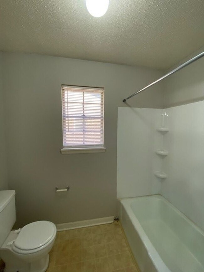 Foto del edificio - 8211 Woodview Dr N