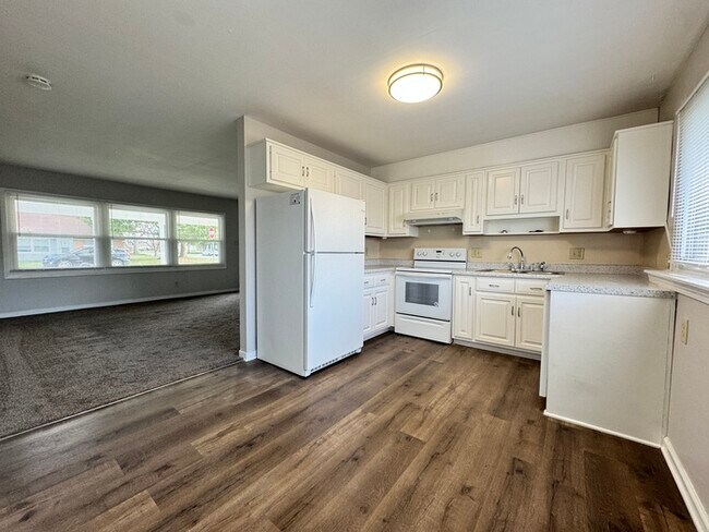 Building Photo - 3049 Louise Ave