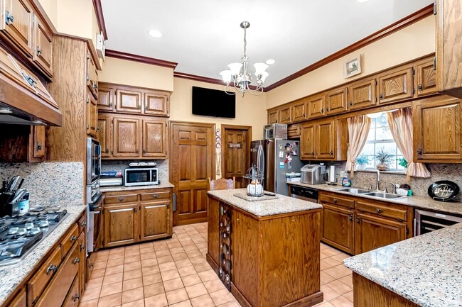 Foto del edificio - Fully Furnished 3-Bedroom Home with Guest Suite | Unfurnished Option Available