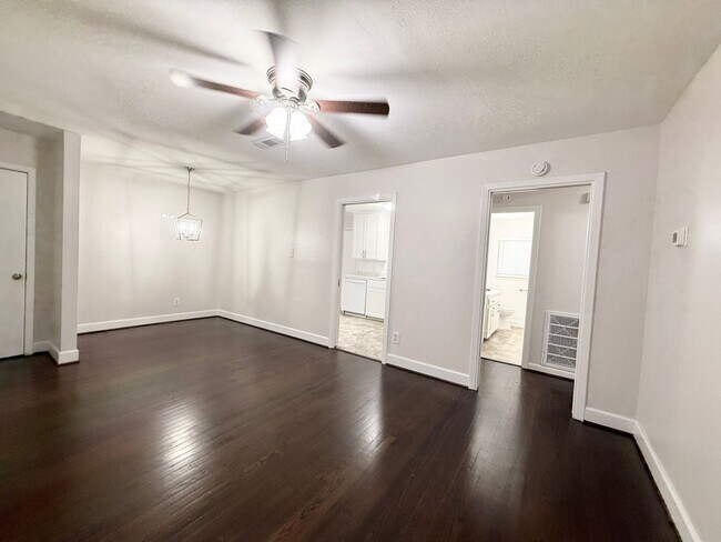 Building Photo - Beautiful and Spacious 4/1 Near Northside ...
