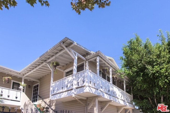 Building Photo - 7461 Willoughby Ave