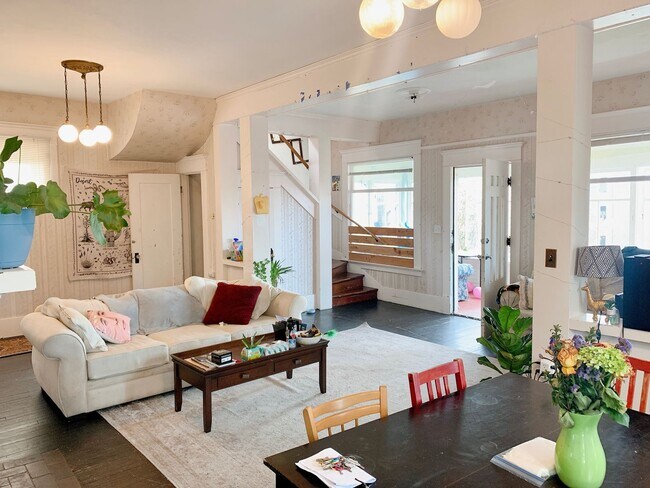Foto del edificio - PRELEASING: Classic N Garden 6 bdrm/3 bath near WWU North Campus