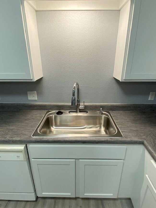 Building Photo - Adorable 3 Bedroom Duplex in Farmington!